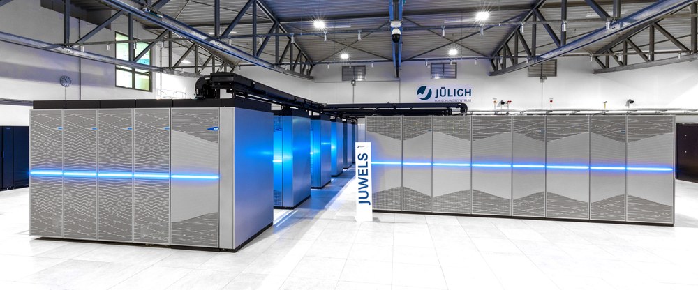Das Bild zeigt eine Rechnerhalle mit HPC-System.