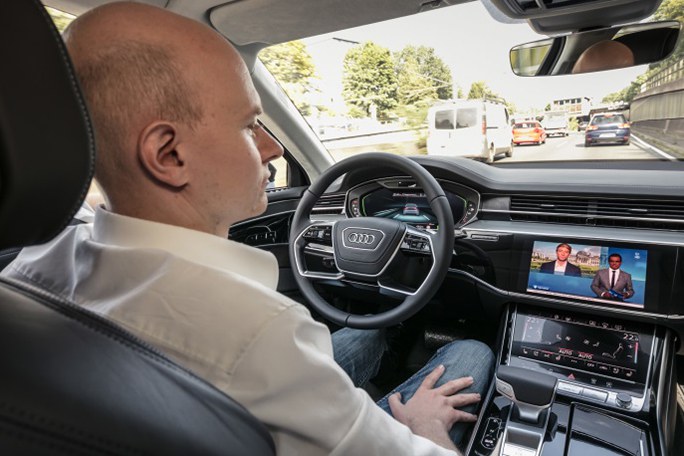 Fahrer in einem autonomen Fahrzeug