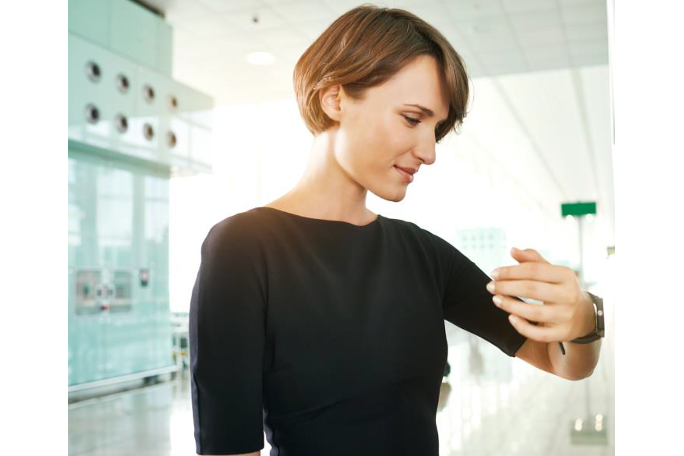 Frau mit mobilem Sensorsystem