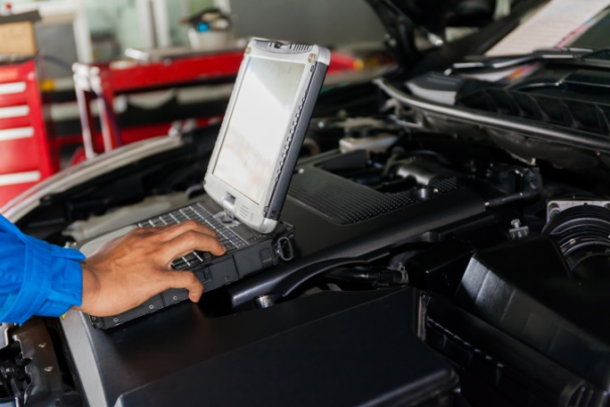 Mechaniker mit Laptop