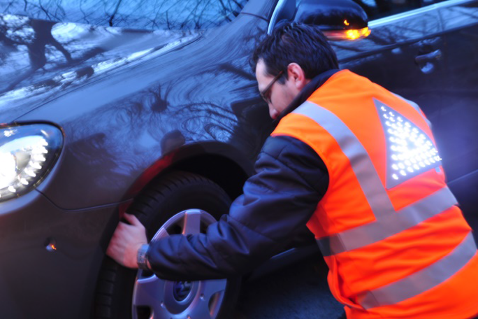 Mechaniker wechselt einen Autoreifen